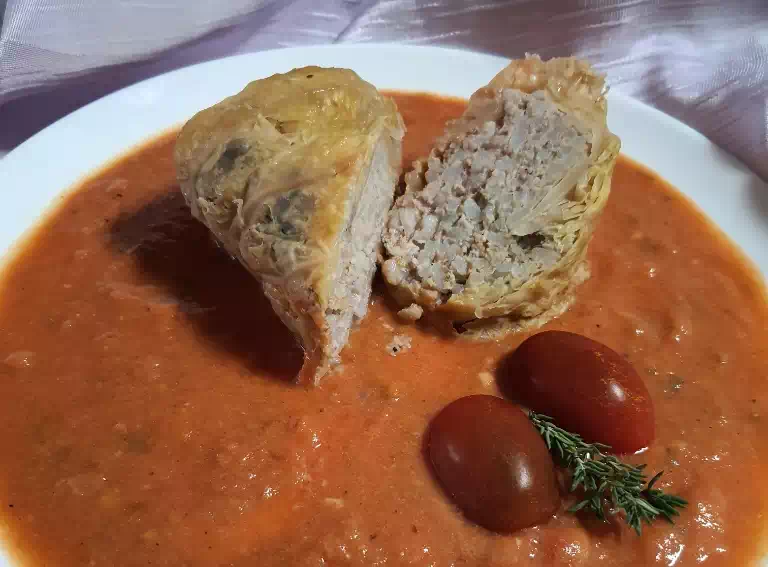 tradycyjny gołąbek w kapuście podany z sosem pomidorowym